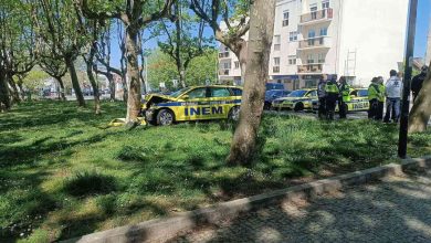 Ambulância do INEM despista-se e atropela duas mulheres