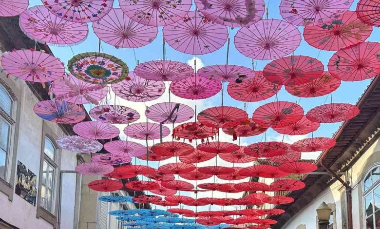 Sombrinhas chinesas dão colorido ao “céu” do centro histórico feirense Sombrinhas chinesas dão colorido ao “céu” do centro histórico feirense