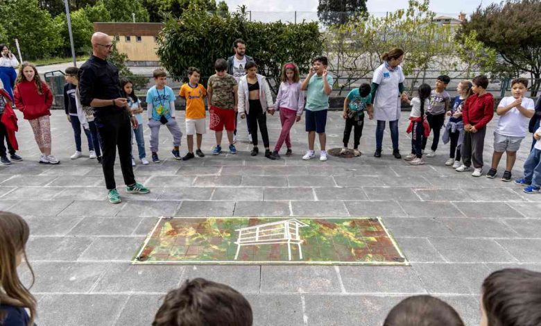 Alunos do primeiro ciclo da EB de SV de Pereira contam a história da freguesia num painel cerâmico Alunos do primeiro ciclo da EB de SV de Pereira contam a história da freguesia num painel cerâmico