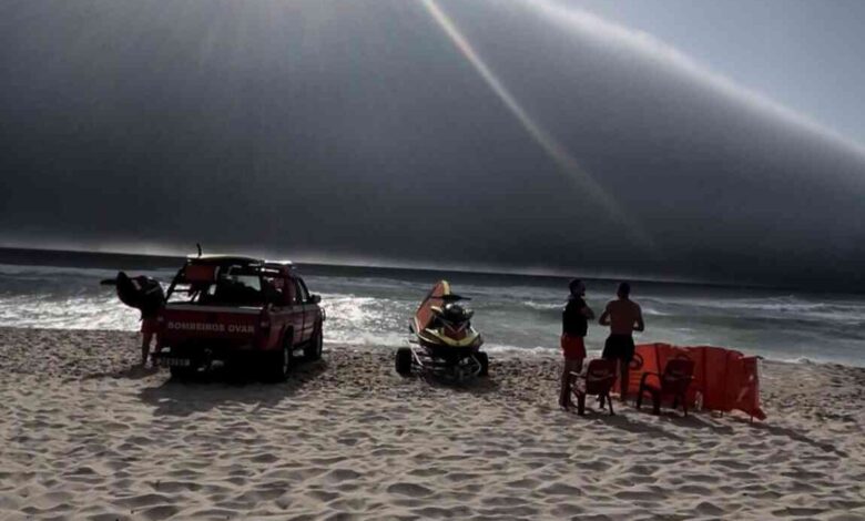 Fenómeno meteorológico assusta banhistas na Praia do Furadouro Fenómeno meteorológico assusta banhistas na Praia do Furadouro