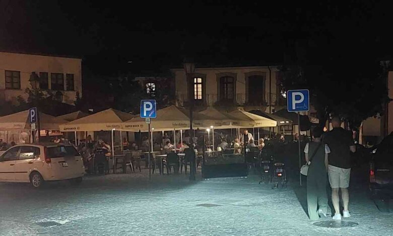 Praça das Galinhas vive segundo fim de semana sem luz elétrica Praça das Galinhas vive segundo fim de semana sem luz elétrica