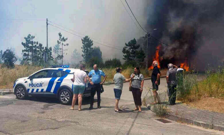 Fogo em mato junto ao Bairro de São José Fogo em mato junto ao Bairro de São José