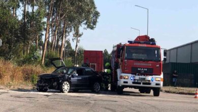 Colisão entre dois carros causa um ferido grave