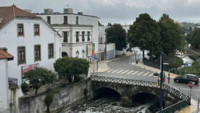 Espuma branca alerta para nova descarga poluente no rio Cáster