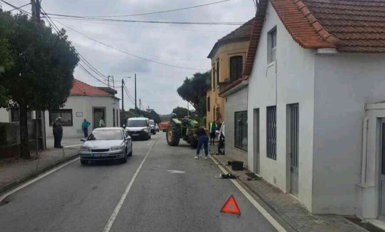 Maceda: Choque entre trator e ligeiro condiciona trânsito Maceda: Choque entre trator e ligeiro condiciona trânsito