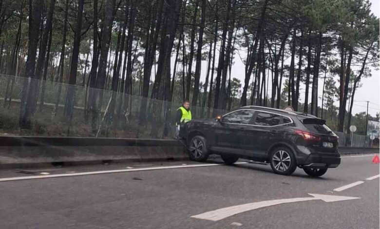 Lençol de água na via causa despiste na EN327