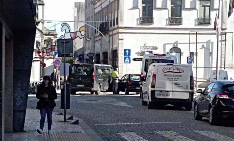Acidente complica trânsito no centro de Ovar Acidente complica trânsito no centro de Ovar