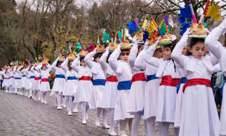 250 meninas vestidas de branco e de fogaça à cabeça 250 meninas vestidas de branco e de fogaça à cabeça