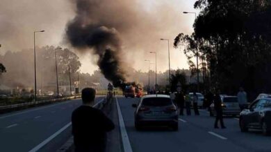 Viatura ligeira a arder na EN109, em Ovar Viatura ligeira a arder na EN109, em Ovar