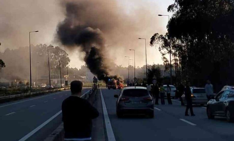 Viatura ligeira a arder na EN109, em Ovar