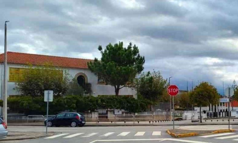 Pais da EB1 da Oliveirinha querem substituir piso do recreio