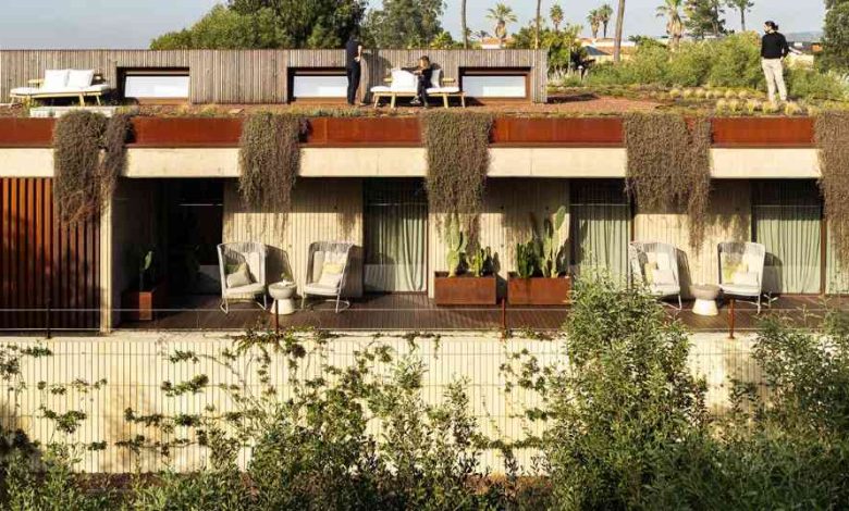 Esmoriz: Casa Mimosa flutua sobre piscina circular aberta ao Sol que a ilumina