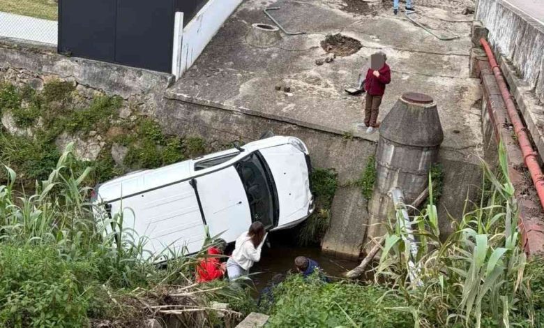 Maceda: Carro despista-se e cai no rio