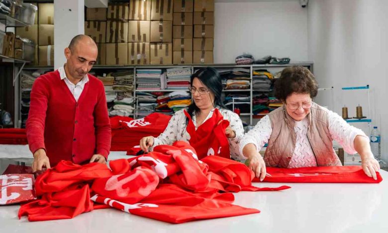 Eles estão a fazer 3.500 pendões para enfeitar a Viagem Medieval