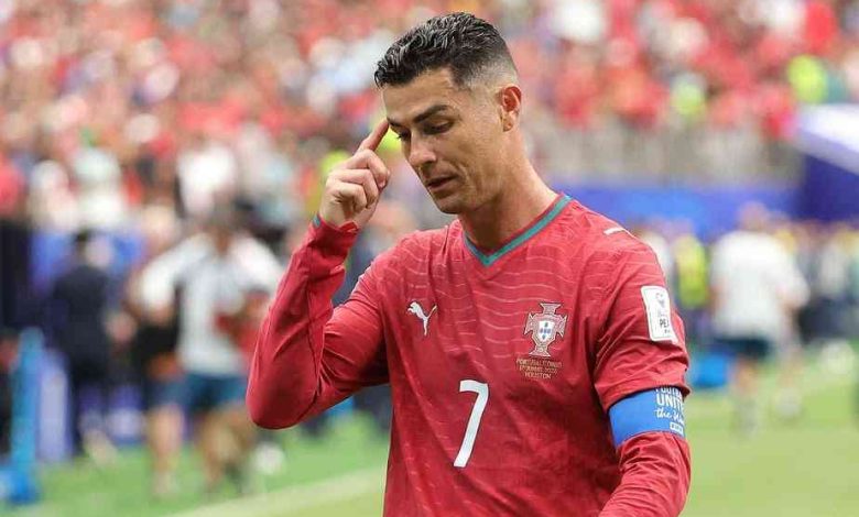 Adeptos criticam equipa por não passar a bola a Ronaldo Adeptos criticam equipa por não passar a bola a Ronaldo