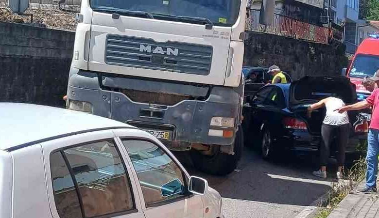 Colisão entre ligeiro e pesado de mercadorias faz um ferido