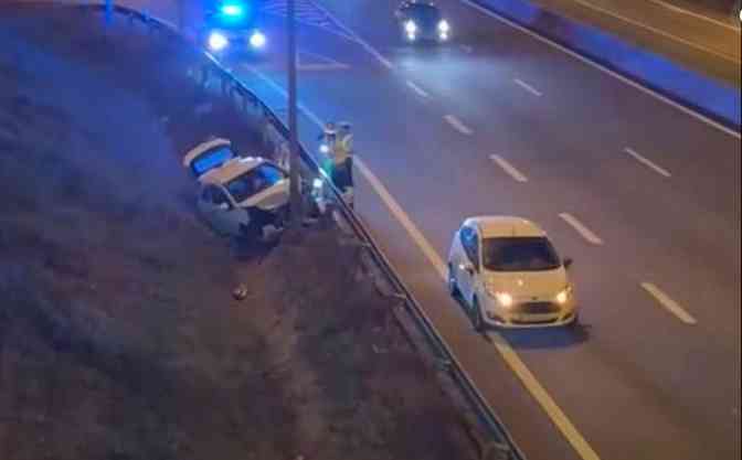 Cortegaça: GNR investiga como é que esta viatura se despistou e foi ali parar na A29 Cortegaça: GNR investiga como é que esta viatura se despistou e foi ali parar na A29