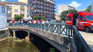 Mulher causa alarme ao entrar no leito do rio Cáster