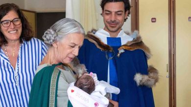 D. Teresa e Afonso Henriques visitam primeiros infantes nascidos durante a Viagem Medieval