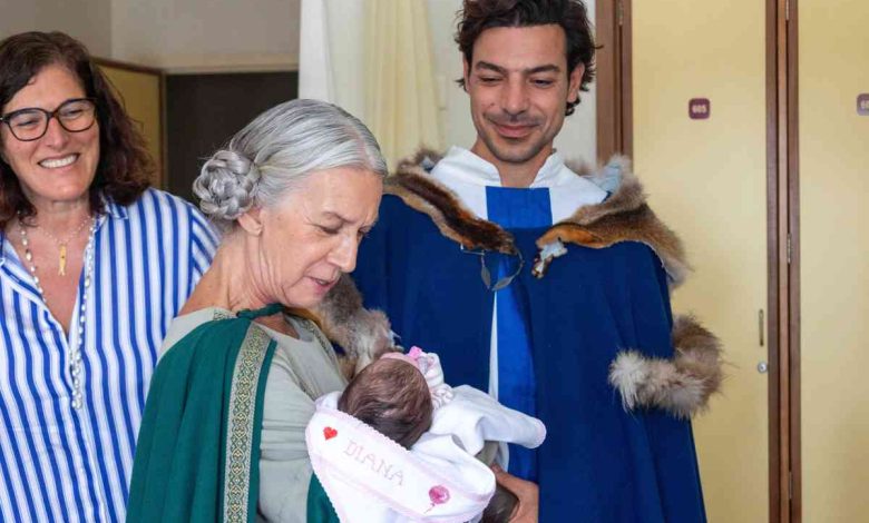 D. Teresa e Afonso Henriques visitam primeiros infantes nascidos durante a Viagem Medieval