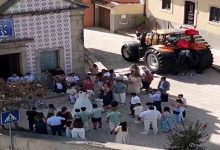 São João de Ovar: Noivos trocam o carro pelo trator no dia do Casamento