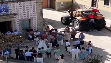 São João de Ovar: Noivos trocam o carro pelo trator no dia do Casamento