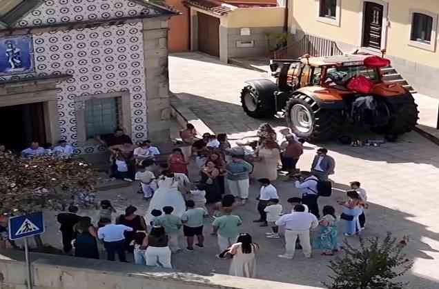 São João de Ovar: Noivos trocam o carro pelo trator no dia do Casamento