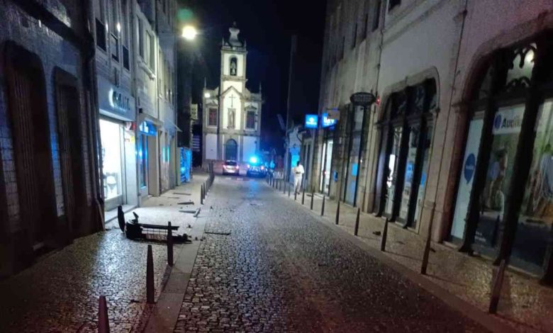 Acidente destrói pilaretes no centro de Ovar