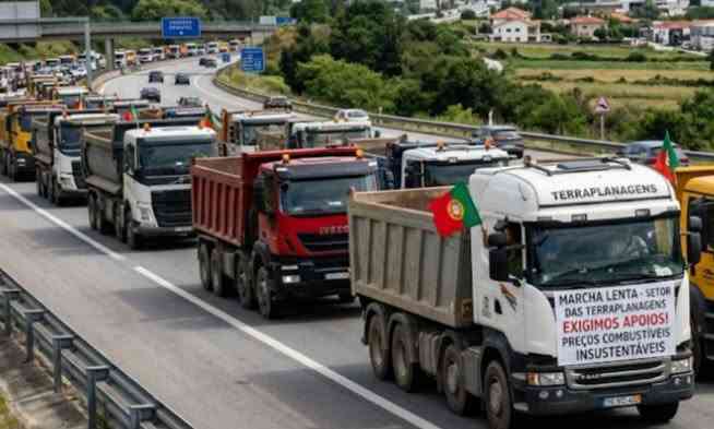 Centenas de camiões em marcha lenta protestam contra preço dos combustíveis
