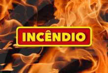 Pai e filho desalojados devido a incêndio que destruiu a casa que habitavam