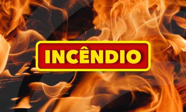 Pai e filho desalojados devido a incêndio que destruiu a casa que habitavam Pai e filho desalojados devido a incêndio que destruiu a casa que habitavam